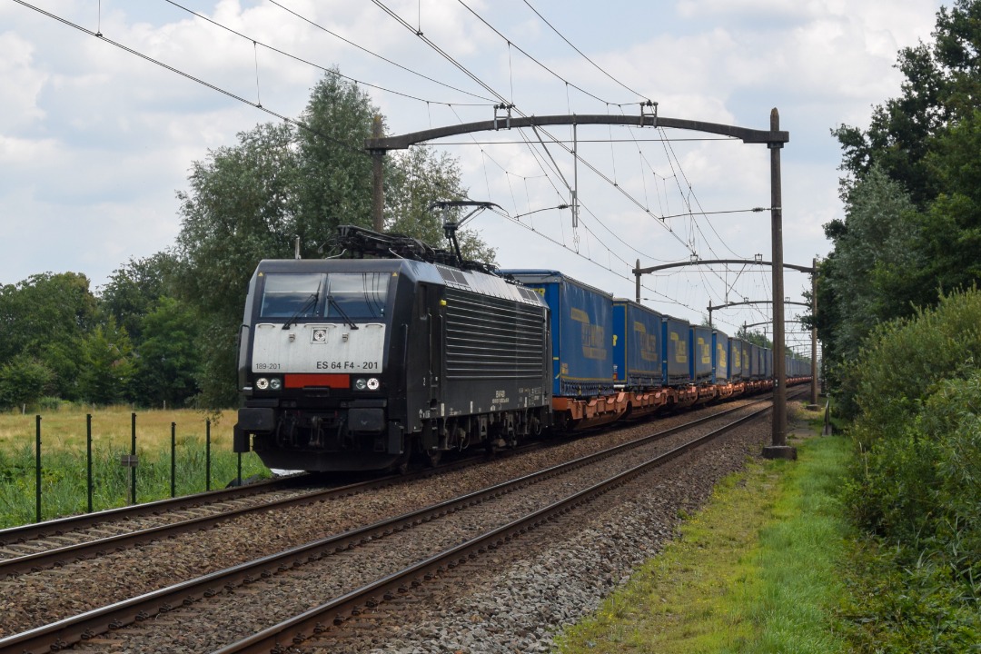 NL Rail on Train Siding: Ecco Rail 189 201 komt met LKW Walter trailers langs het dorpje Haaren onderweg richting Breda en Kijfhoek.