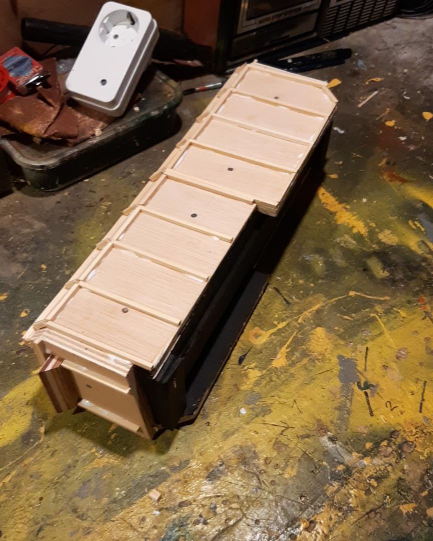 RRail on Train Siding: Last summer I made an NS Class 1100 with a couple of VAM carriages. Again I've made it out of scrapwood, left over timber, bamboo
skewers, broom...