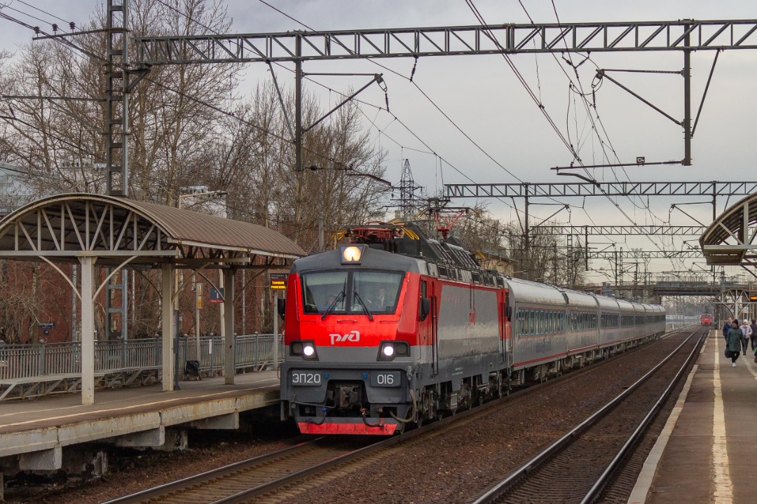Vladislav on Train Siding: The EP20-016 electric locomotive with the Nevsky Express high-speed train is the last high-speed train with a maximum speed of 200
km/h on...
