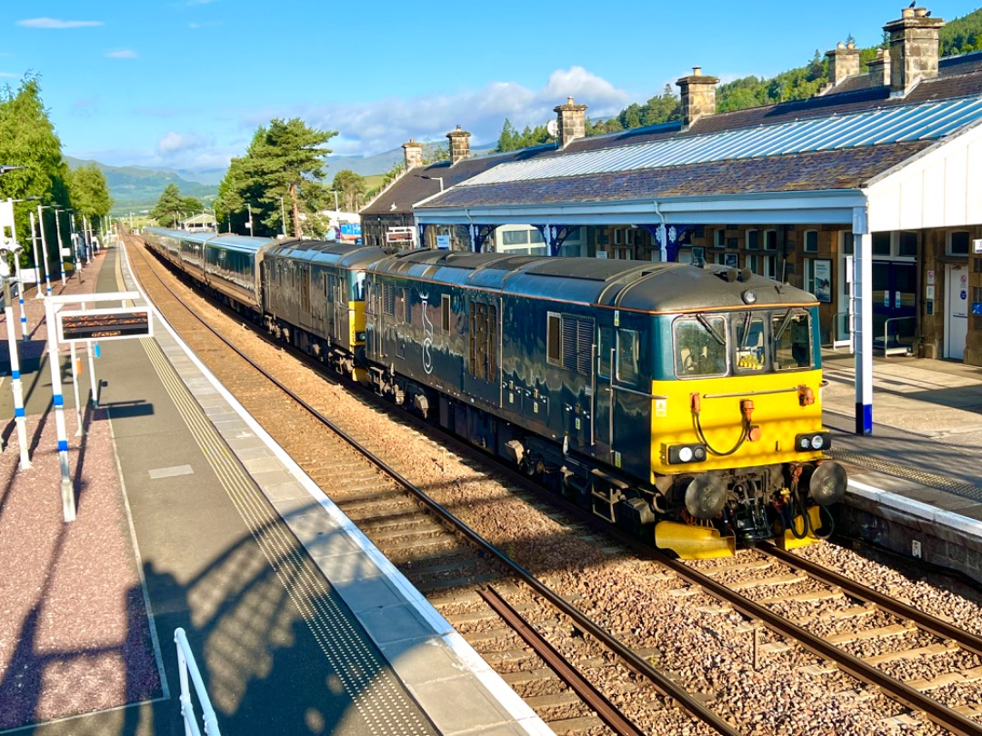 GBLokführer on Train Siding: 73971 and 967 await time at Kingussie with 1S25 2026 Euston to Inverness sleeper. The 73s take over the train in Edinburgh for
the run up...