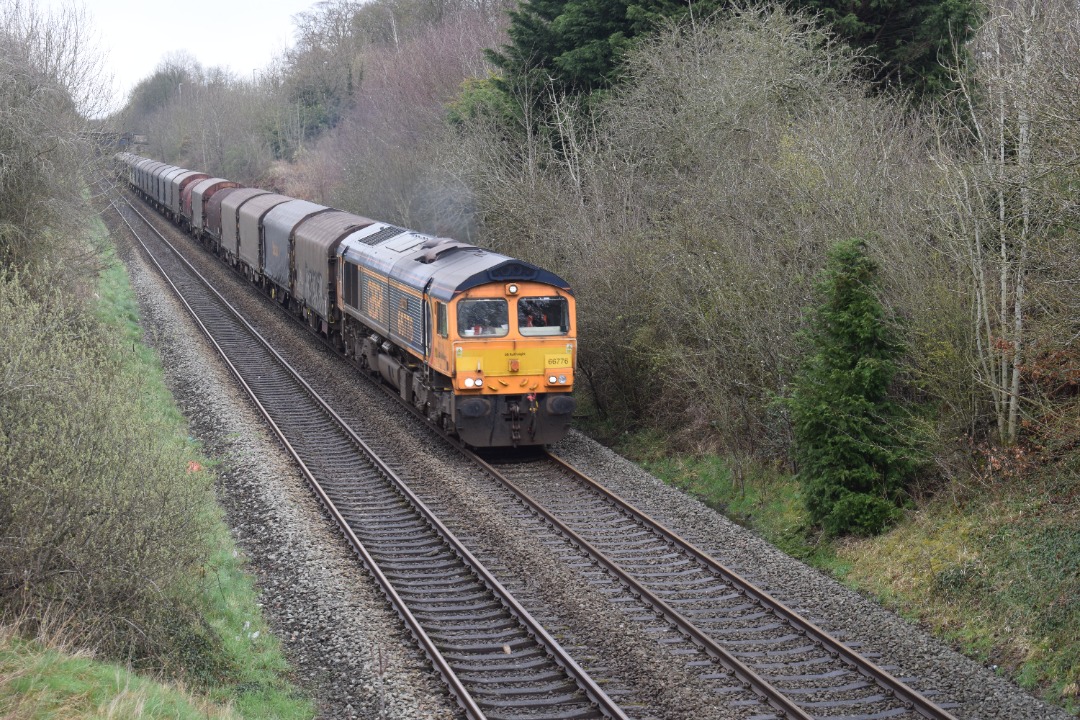 Hardley Distant on Train Siding: CURRENT: 66776 'Joanne' passes Rhosymedre near Ruabon today with the late running 6V75 09:31 Dee Marsh Reception to
Margam Terminal...