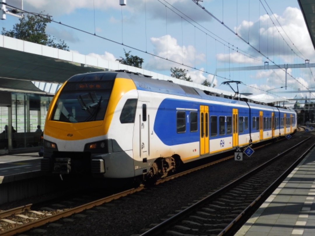 Arn Hagen on Train Siding: NS Flirt treinstel 2209 staat klaar op Arnhem Centraal als Sprinter 7542 naar Ede-Wageningen.