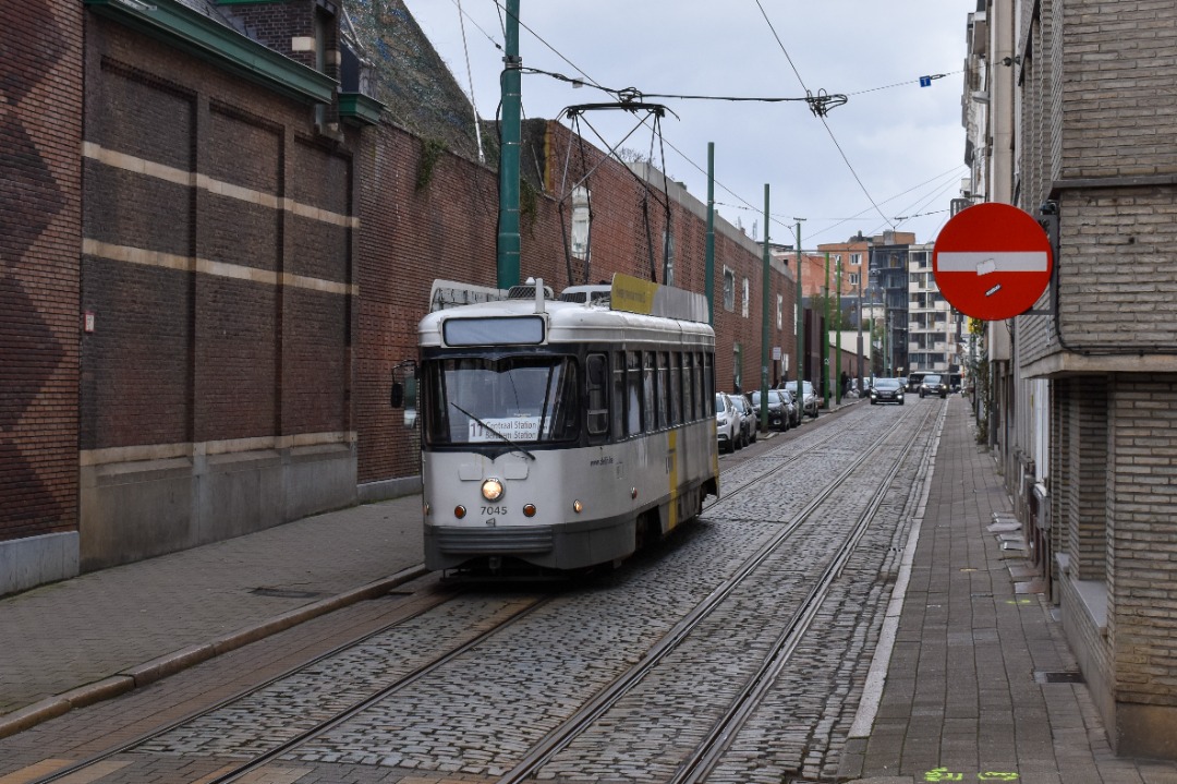 NL Rail on Train Siding: Op de laatste dag dat lijn 11 reed en de niet gekoppelde PCC trams reden. Besloot ik naar Antwerpen te gaan om nog wat foto's te
maken langs...