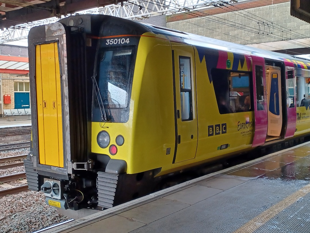 Trainnut on Train Siding: #photo #train #emu #diesel #station 350104 in Eurovision Vinyls and 47712 & 47593 on the Statesman railtour at Crewe on the
return.