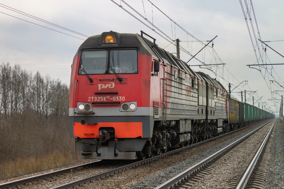 Vladislav on Train Siding: a 2TE25KM diesel locomotive with a freight train follows the Gatchina-Varshavskaya - Verevo section. 2023
