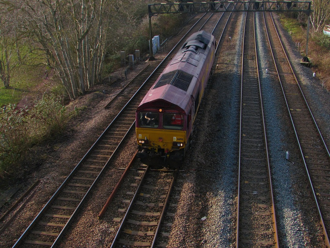 AB Rail Photography on Train Siding: EWS 66198 enjoys a light run in the boundary of Somerset, working 005G 1041 Westbury Down T.C. to Westbury Down
T.C. via Bristol...