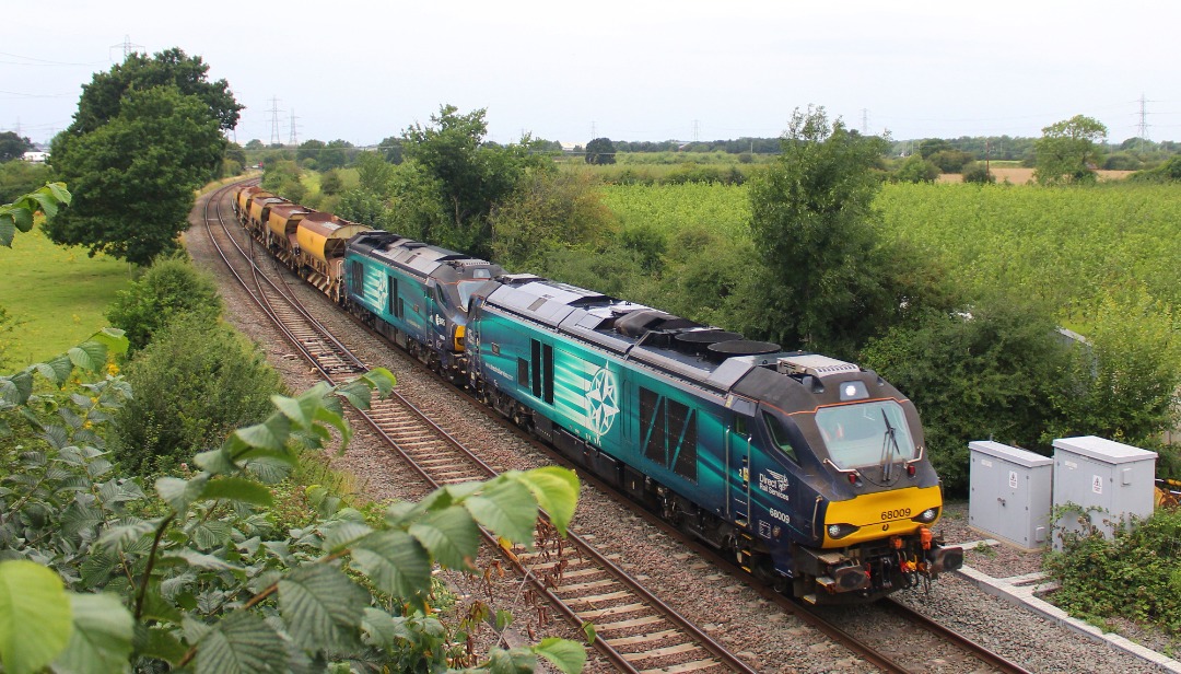 Jamie Armstrong on Train Siding: 68009 & 68004 working 6D95 1456 Bescot Up Engineers Sdgs to Toton North Yard. Seen at Ryecroft Rd, Hemington, Derby