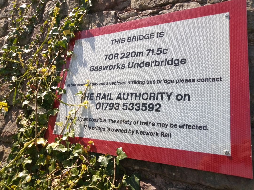 NGtrains on Train Siding: GASWORKS - Bridge Underline Bridge TOR 220miles 71.5 ch (Paddington) Primary RBE -Stone and Brick. This lovely underbridge takes you
onto the...