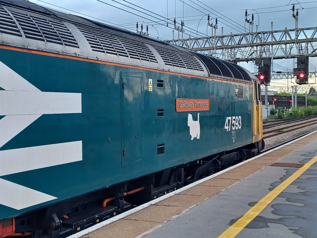 Trainnut on Train Siding: #photo #train #emu #diesel #station 350104 in Eurovision Vinyls and 47712 & 47593 on the Statesman railtour at Crewe on the
return.