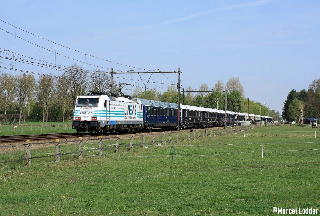 Marcel Lodder on Train Siding: The Orient Express to France. Here it just passed the Border voltages. Soon it wil cross the Border of The Netherlands an
Belgium.
