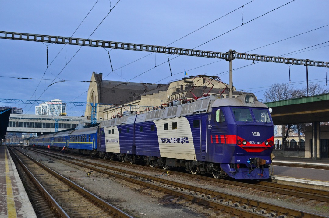 Yurko Slyusar on Train Siding: Electric locomotive ChS8-080 with a passenger train Warsaw - Kyiv just arrived to Kyiv-Pasazhyrsky station