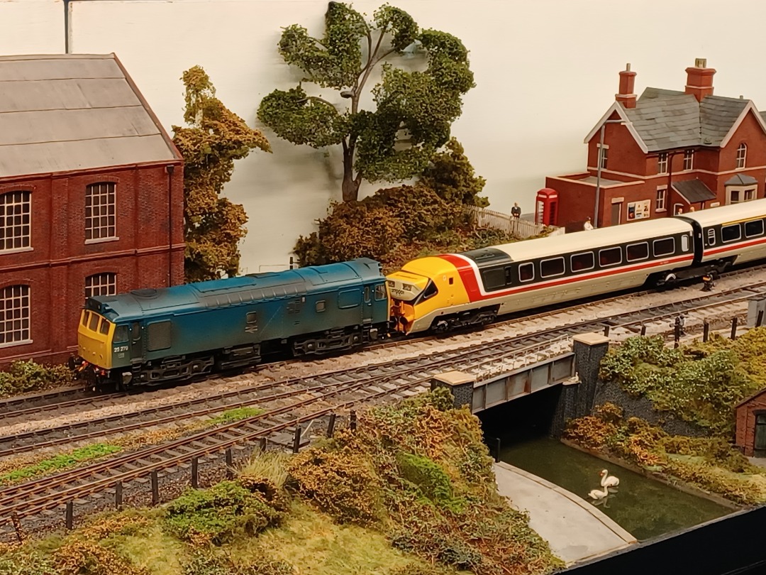 Trainnut on Train Siding: #photo #modelrailway #modeltrain #00gauge #electric This selection show a oo gauge layout with a class 25 diesel pulling APT with the
nose...