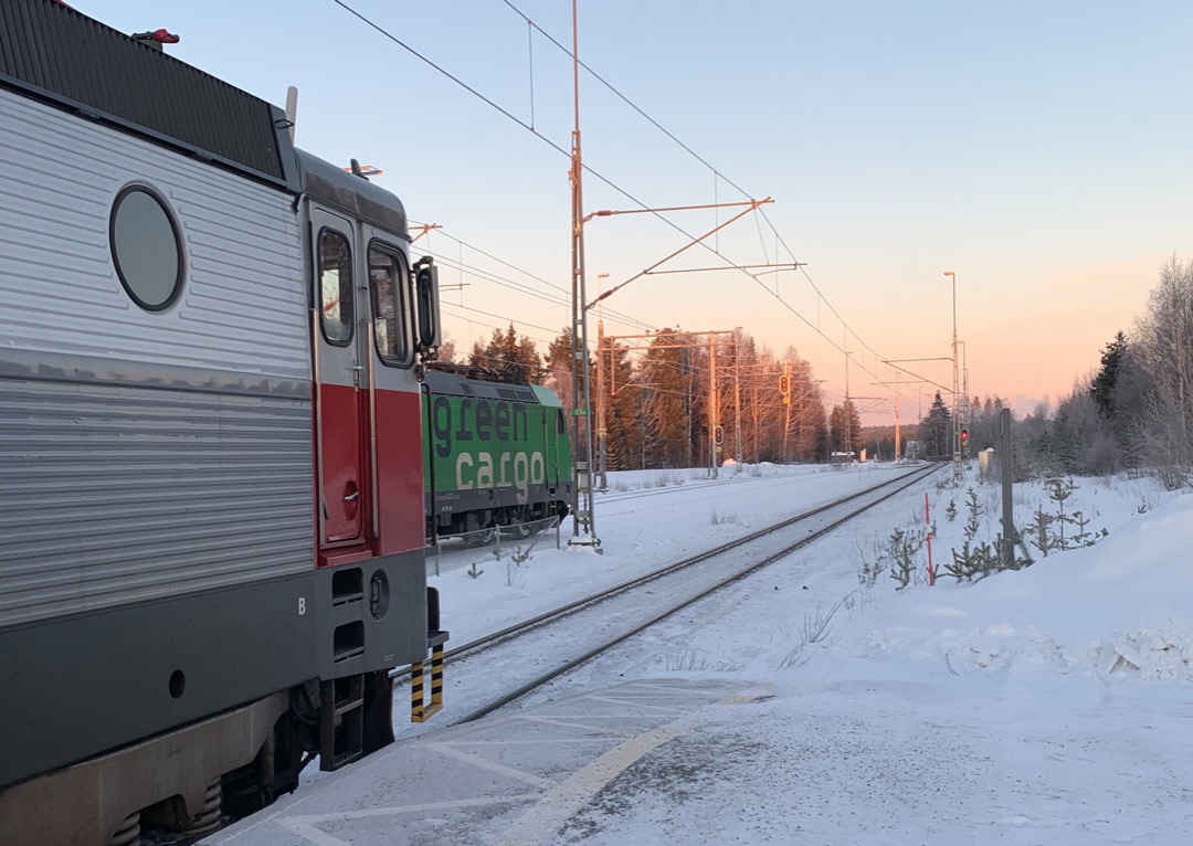 Pella on Train Siding: Quite steamy in Sweden right now so what better remedy than reminder of winter? -22 deg C in Bastuträsk on the morning of December
27th 2021.