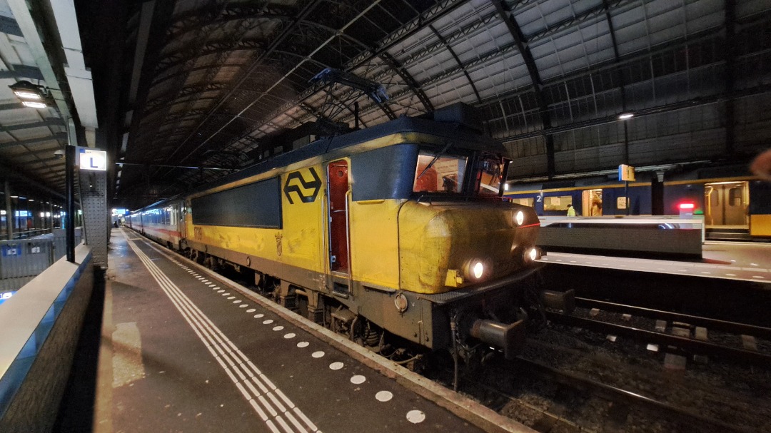 g.vandijk on Train Siding: Vandaag is de laatste dag van de NS 1700. Dus de kans gegrepen voor een rit: Amersfoort-Amsterdam Centraal met de 1739.