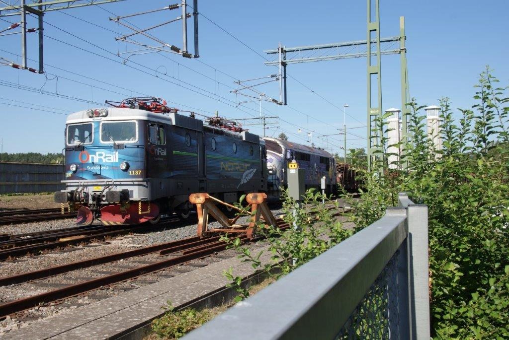 heingold1969 on Train Siding: On Rail Scandinavia 1137 en TMX 104 zijn samen aan het rangeren op het station van Trollhättan