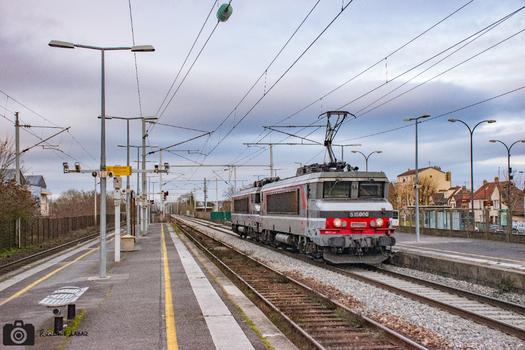 Terrence Labar on Train Siding: La BB 15060 et la 15040 en CV en route pour Paris de passage à Chantilly ce 31 décembre 2021.