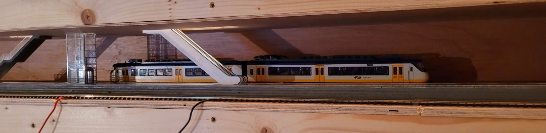 Chiel on Train Siding: Sprinter in het nieuwe station. Ondertussen is onder de rails een ondergrond gelegd en heeft het perron randen gekregen. Binnenkort de
rails...
