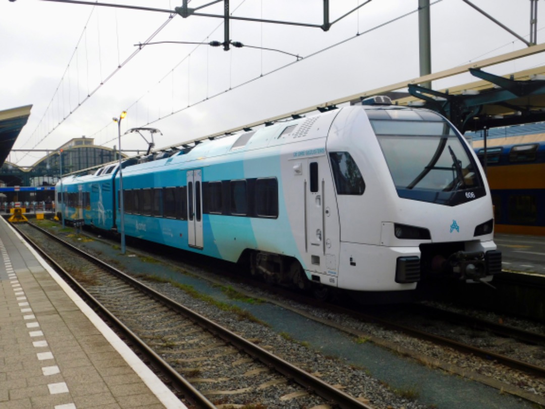 Arn Hagen on Train Siding: Arriva WINK treinstel 606 "De Drie Gezusters" staat terzijde op spoor 2 op station Leeuwarden.