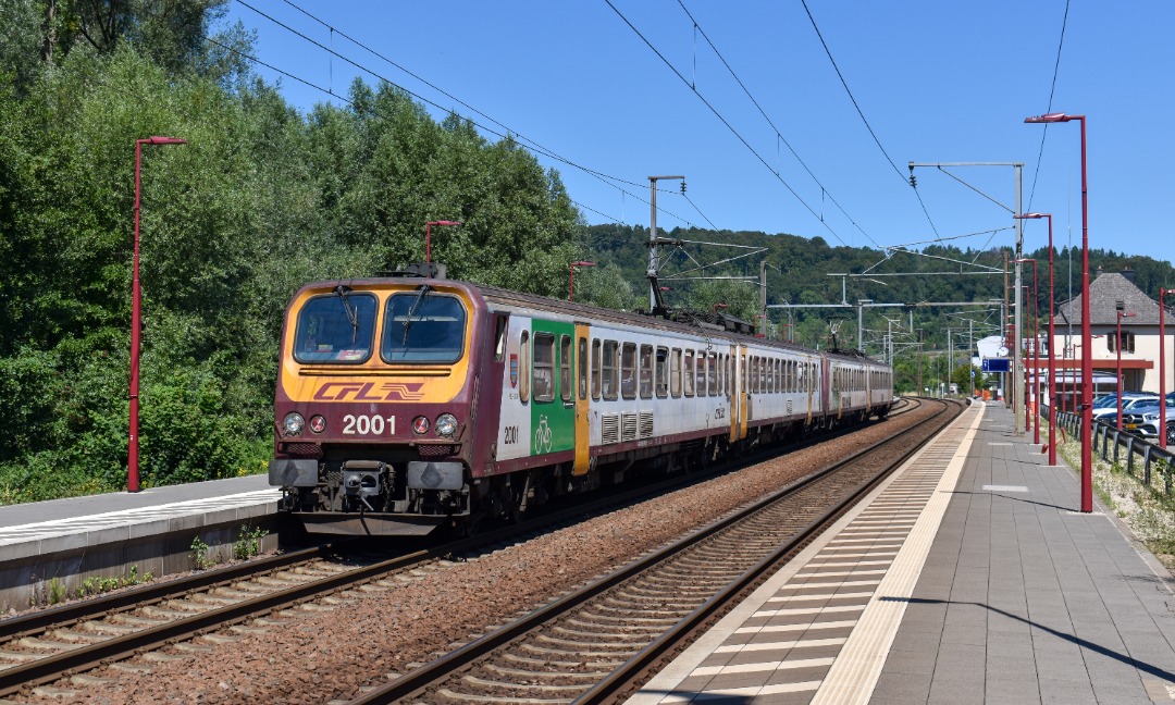 NL Rail on Train Siding: CFL 2001 en 2011 vertrekken in station Lorentzweiler als RB 3537 uit Diekirch naar Luxemburg (stad)