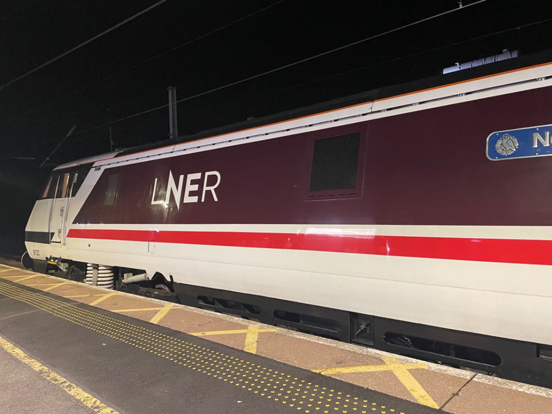 Andrea Worringer on Train Siding: LNER class 91127 "Neville Hill" arrives at Grantham Station complete with her new nameplate and white wheels.