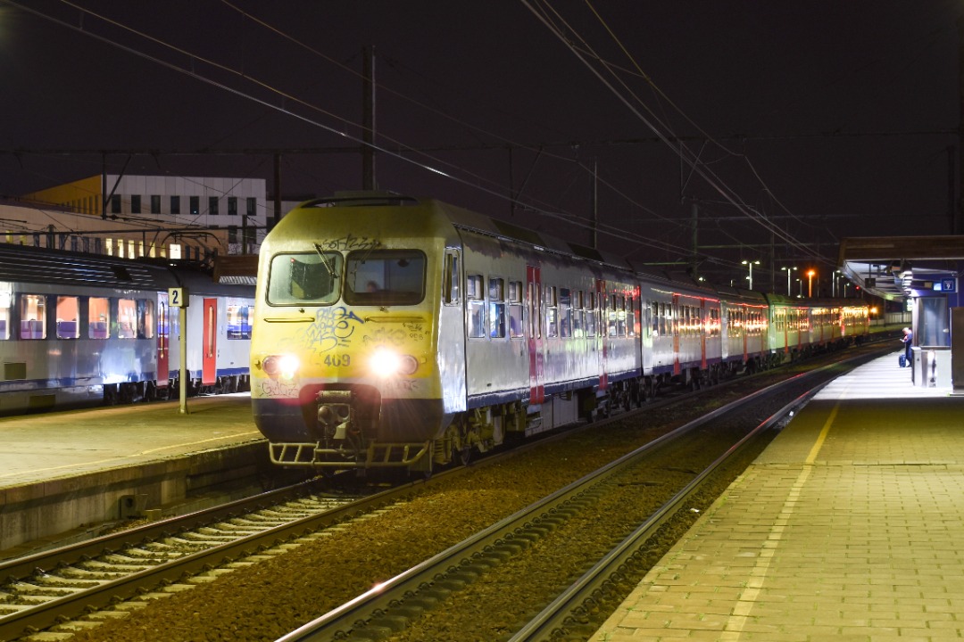 NL Rail on Train Siding: NMBS Breaks 409 en 348 staan klaar op station Antwerpen-Berchem als IC trein 2941 uit Leuven naar Antwerpen-Centraal.