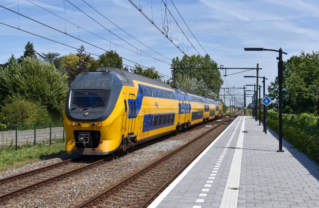NL Rail on Train Siding: NS VIRM 9564 komt aan op station Rilland-Bath als Intercity uit Amsterdam Centraal naar Vlissingen.