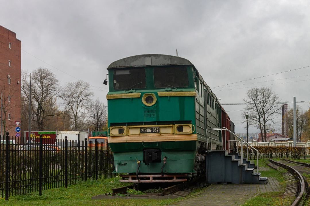 Vladislav on Train Siding: simulator diesel locomotive 2TE116-039 on the territory of the St. Petersburg College of Railway Transport