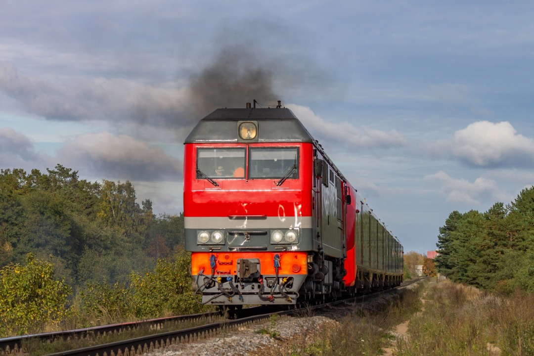 Vladislav on Train Siding: the TEP70BS diesel locomotive designed for driving letter trains (there are no designations on the body) with a high-speed electric
train...