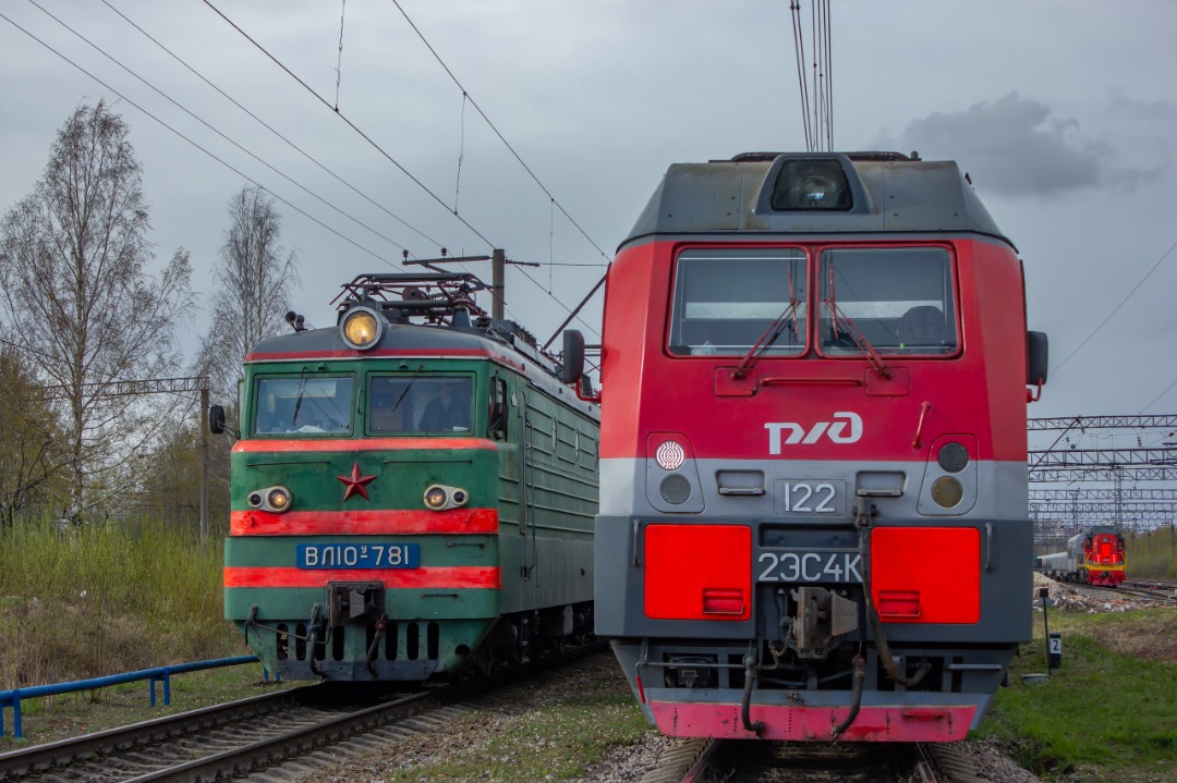 CHS200-011 on Train Siding: Meeting of generations. Electric locomotives of the Novocherkassk plant VL10U-781 and 2ES4K-122 at Ruchi station