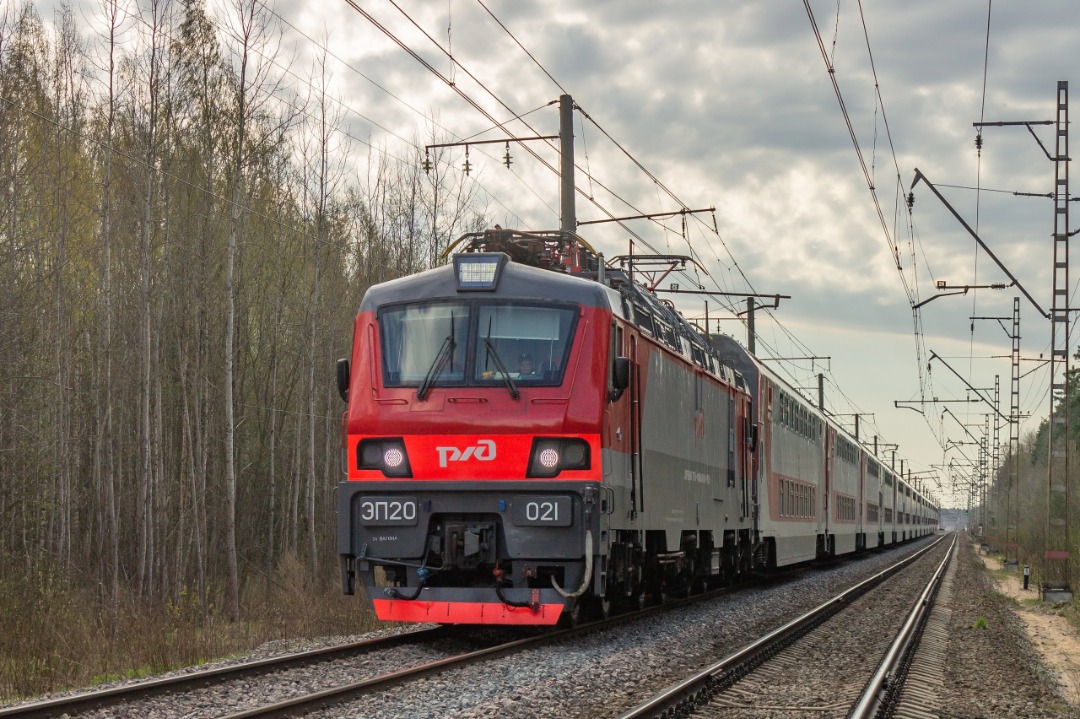 Vladislav on Train Siding: electric locomotive EP20-021 with a double-decker passenger train Murmansk - St. Petersburg on the Manushkino - Zanevsky post II.
2023