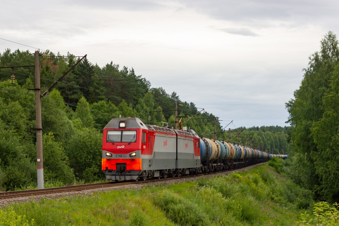 CHS200-011 on Train Siding: Electric locomotive 2ES7-009 (restyling) follows the Bumkombinat station with a liquid freight train