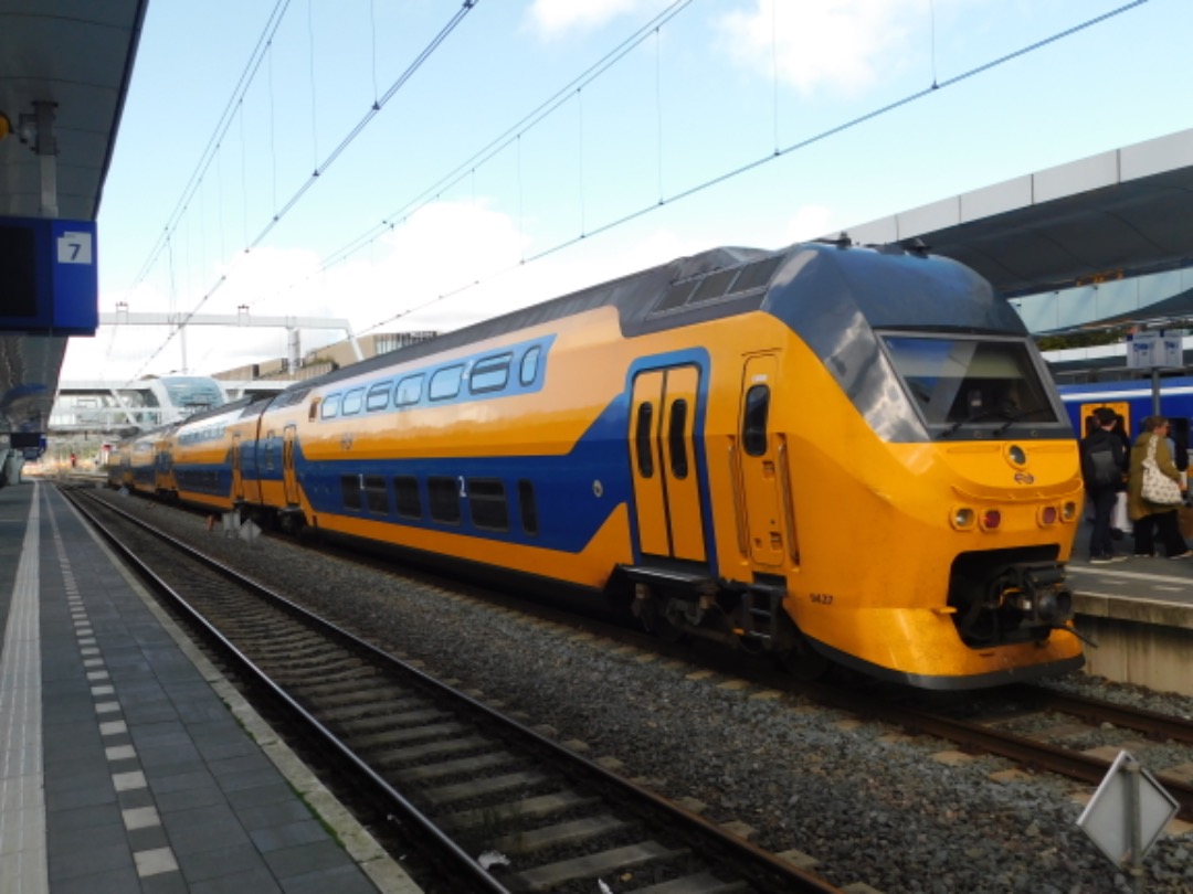 Arn Hagen on Train Siding: De VIRMm dubbeldekker 9427 staat klaar voor vertrek op spoor 8 op Arnhem Centraal als IC 3039 van Den Helder naar Nijmegen.