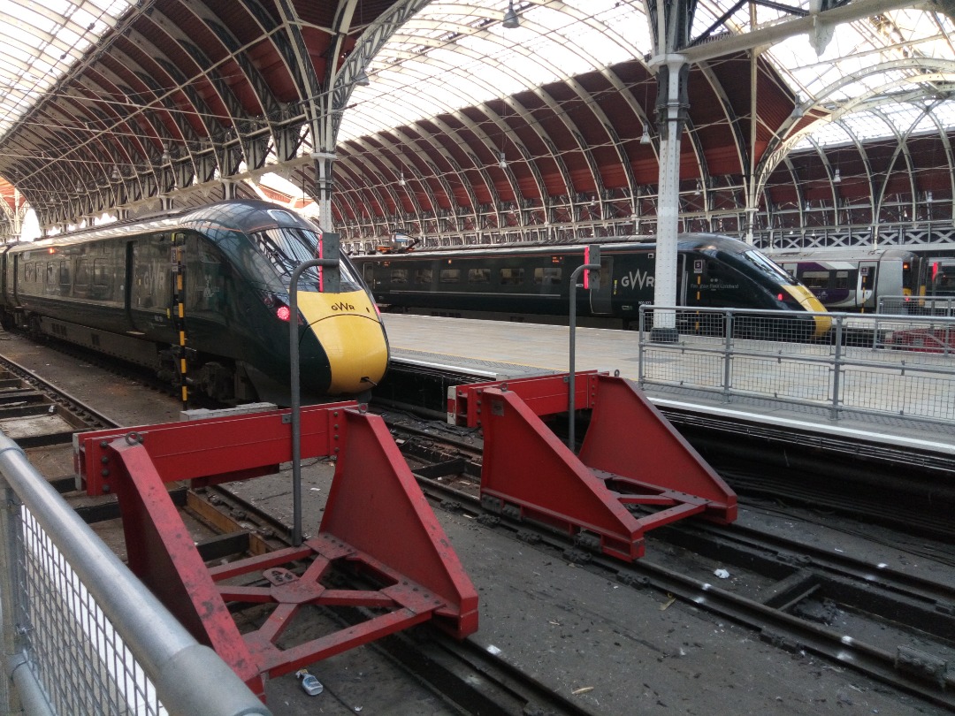 NGtrains on Train Siding: I guess no trip through Paddington would be complete without a GWR iet pic 800101 & 800022 seen & a Heathrow express snuck in
background 387138