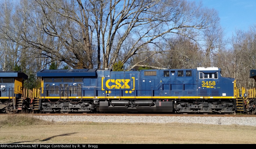 T Newton on Train Siding: In my opinion, I like the CSX ST70AH more then the ET44AH, because you can TELL which came first (sd70ace) and which is the successor
(st70ah).
