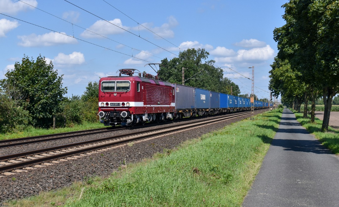 NL Rail on Train Siding: Delta Rail 243 931 komt met een containertrein langs Dörverden gereden onderweg richting Nienburg.