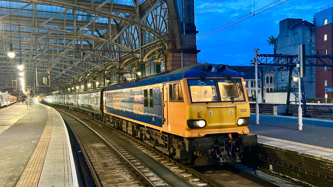GBLokführer on Train Siding: GBRfs 92020 'Billy Stirling' stands at Glasgow Central with 1M11 2340 Caledonian Sleeper service to London Euston