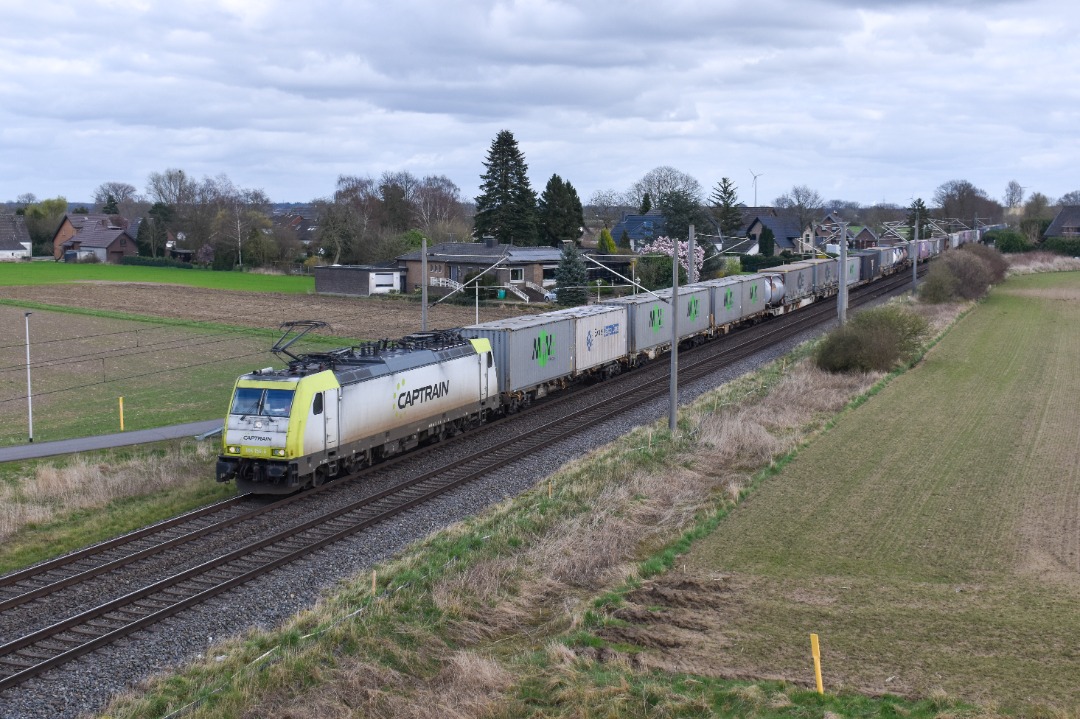 NL Rail on Train Siding: CT 186 156 komt met containers, tankcontainers en trailers langs de Baumannstraße in Emmerich (vlakbij station Praest) gereden
onderweg...