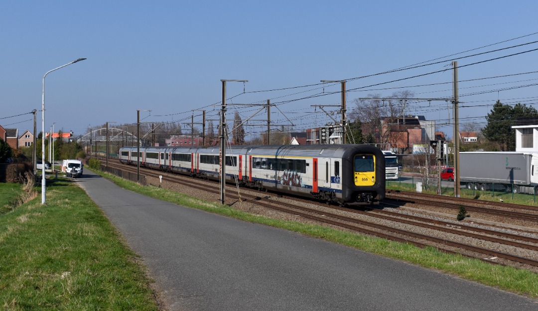 NL Rail on Train Siding: NMBS MS96 stellen 555 en 558 komen langs de Waarloossteenweg gereden in Duffel als IC 2614 naar Mechelen, Brussel Airport, Diest en
Hasselt.