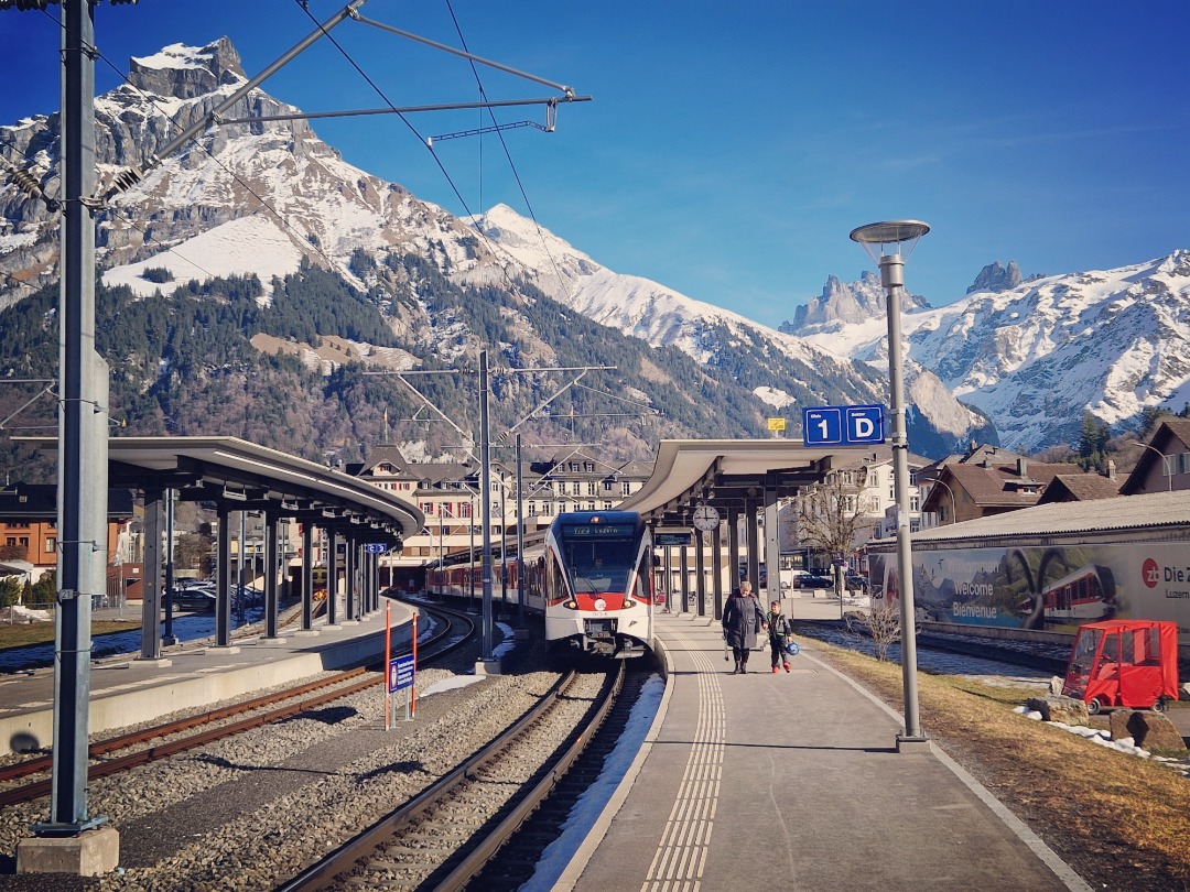 Baumspotter on Train Siding: With a beautiful background departures the Luzern-Engelberg-Express out of Engelberg (Switzerland) .
