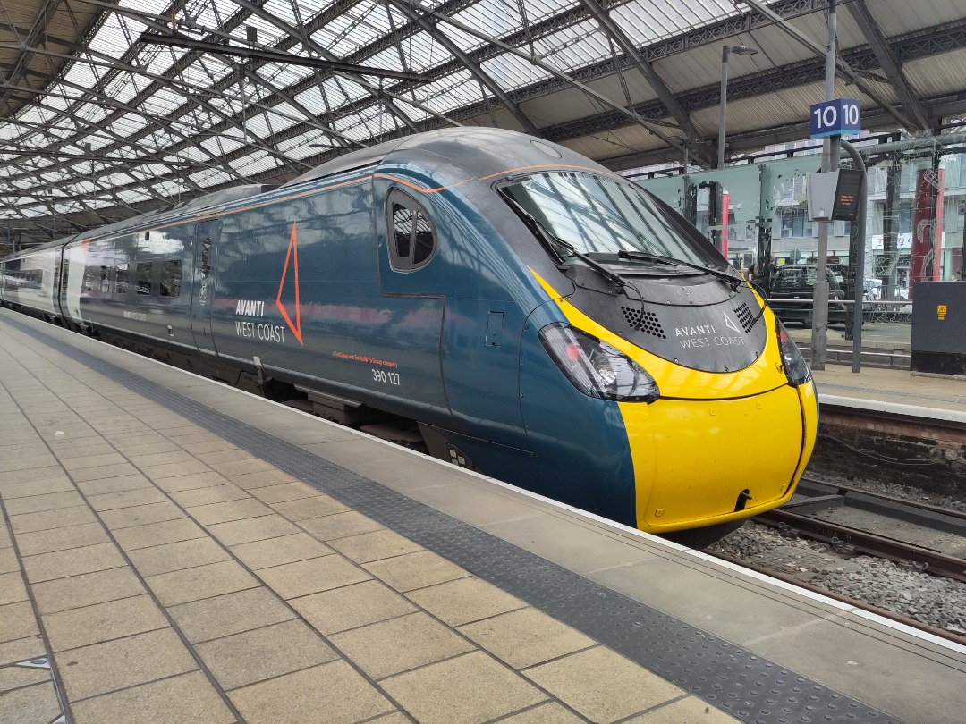 Arthur de Vries on Train Siding: Just arrived with this London Northwestern train at Liverpool Lime Street station. Nice variety of trains here!