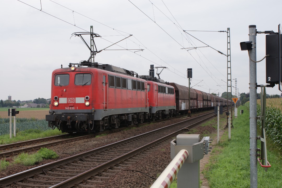 heingold1969 on Train Siding: DB Cargo loc 140 830-1 met de 140 xxx heeft veilig sein gekregen en vervolgt zijn reis over het enkelsporige deel richting Venlo.
Foto is...