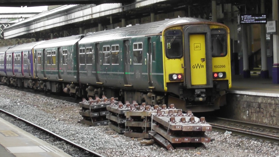 Jacobs Train Videos on Train Siding: At Exeter St Davids' platform 1, #150266 + #150219 are seen working a Great Western Railway service from Paignton to
Exmouth.