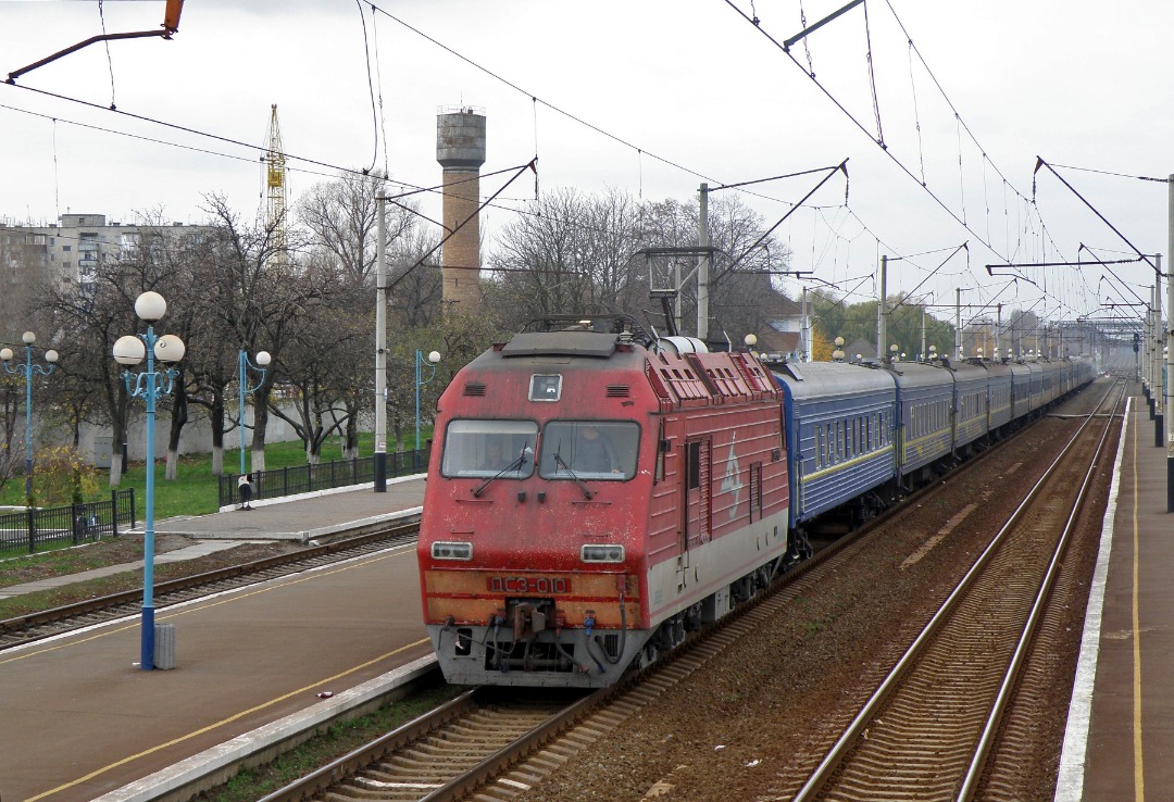 Yurko Slyusar on Train Siding: Electric locomotive DS3-010 with a passenger train №19/20 "Luhan" Kyiv - Luhansk is arriving to Boryspil station.
Kyiv region of...