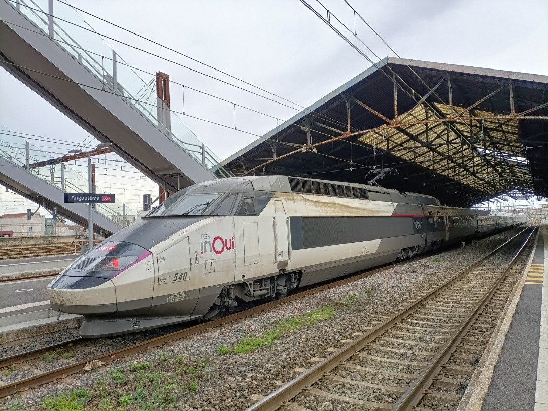Nina Arnaudin on Train Siding: TGV Atlantique sur la liaison Bordeaux-Saint-Jean Paris-Montparnasse en gare d'Angoulême 💜