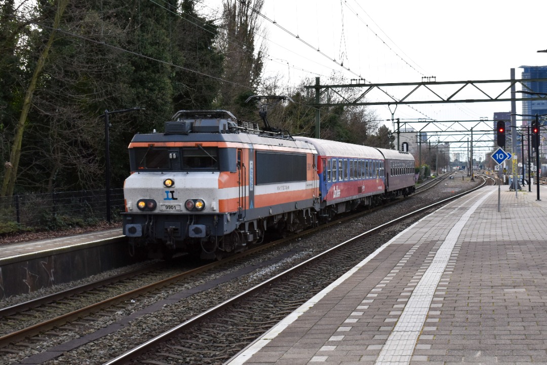 NL Rail on Train Siding: RXP 9901 komt samen met een BTE-Zugtreff rijtuig en een SSN Mitropa rijtuig door station Den Haag Laan van NOI gereden. Onderweg naar
Haarlem,...