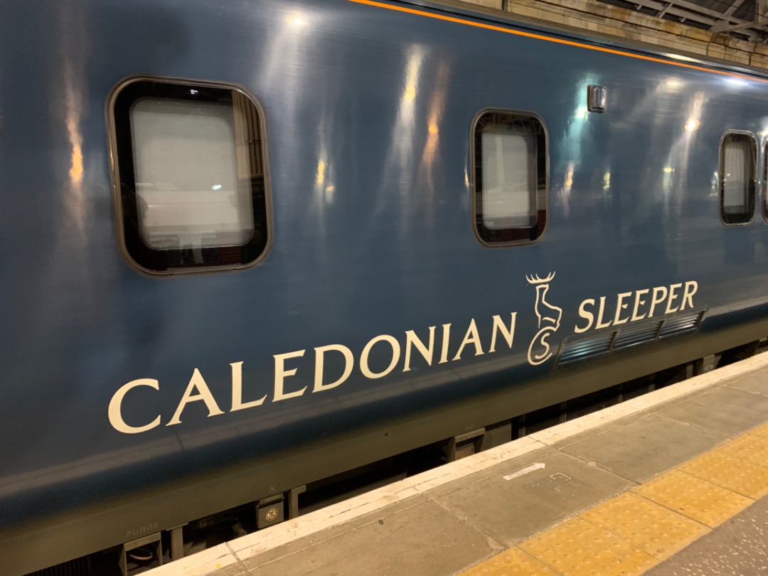 Mista Matthews on Train Siding: Homeward bound, this time travelling down the WCML on the Caledonian Sleeper. 92020 "Billy Stirling" arrives with the
Edinburgh portion...