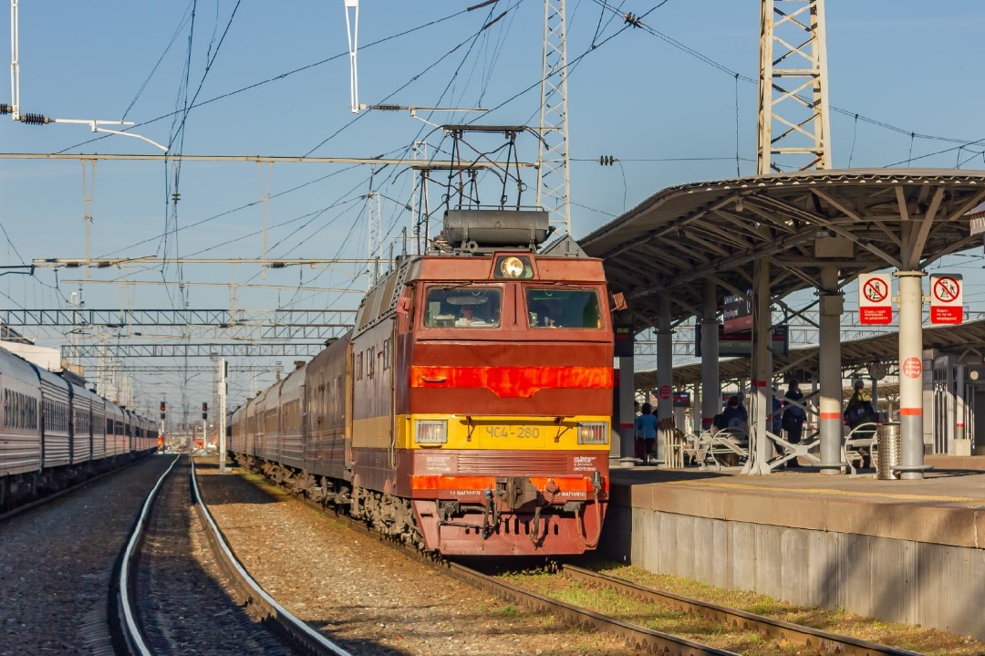 CHS200-011 on Train Siding: Electric locomotive ChS4T-280 departs with a passenger train from Nizhny Novgorod-Moskovsky station
