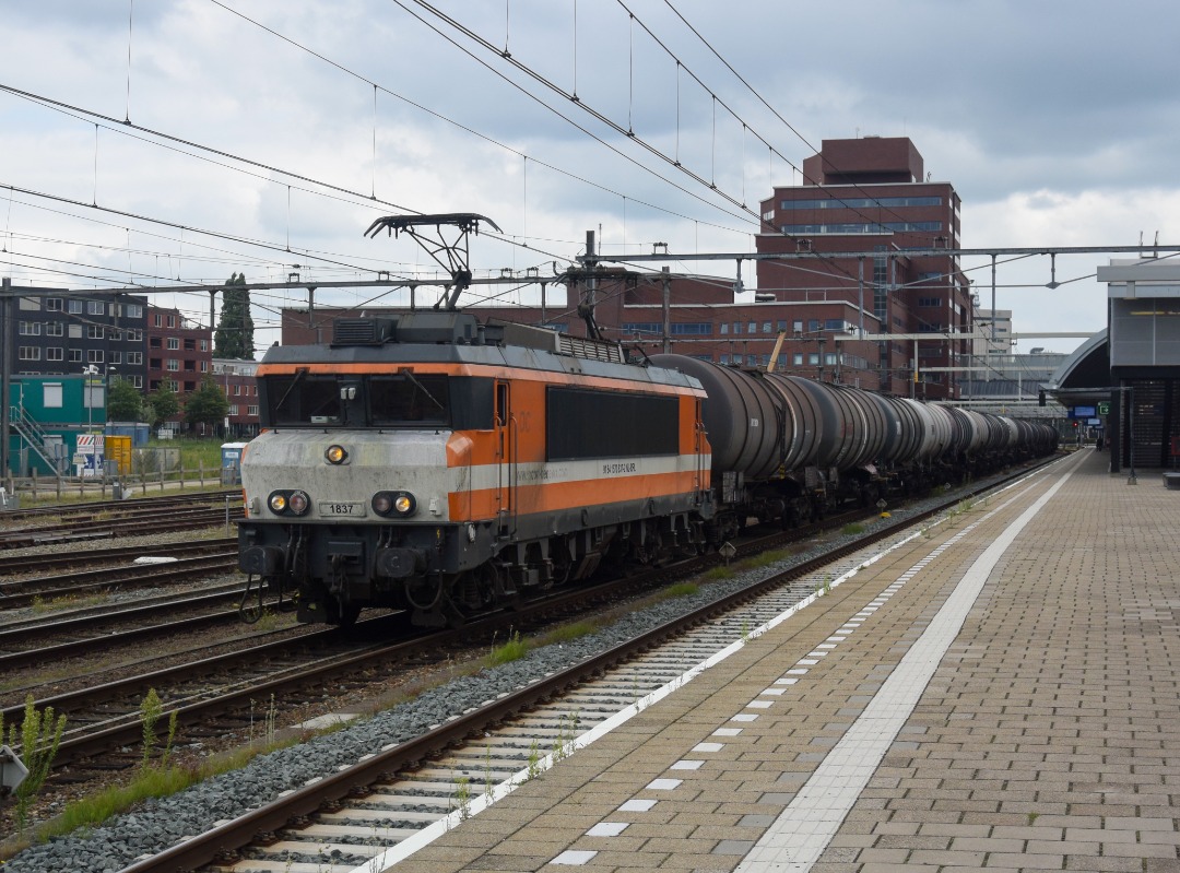 NL Rail on Train Siding: RFO 1837 staat vertrek klaar met een keteltrein in Amersfoort Centraal richting Diemen Zuid, Woerden en Kijfhoek.