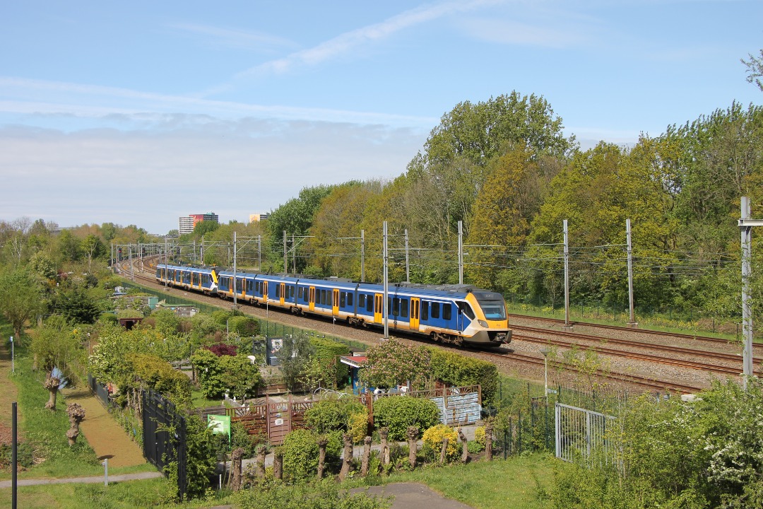 Hans Boudetrein on Train Siding: NS SNG Den Haag naar Dordrecht. In het weinige groen tussen Den Haag Moerwijk en Rijswijk. 13 april 2024