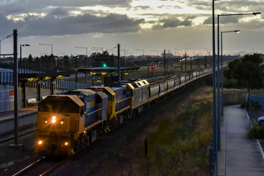 Shawn Stutsel on Train Siding: Pacific National's XR559, X50 and BL27 thunders through Williams Landing, Melbourne with 4MC6, Empty Grain Service bound for
Southern...